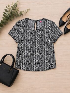 🖤Vince Camuto Women’s Black & White Geometric Print Keyhole Blouse Size Medium🖤